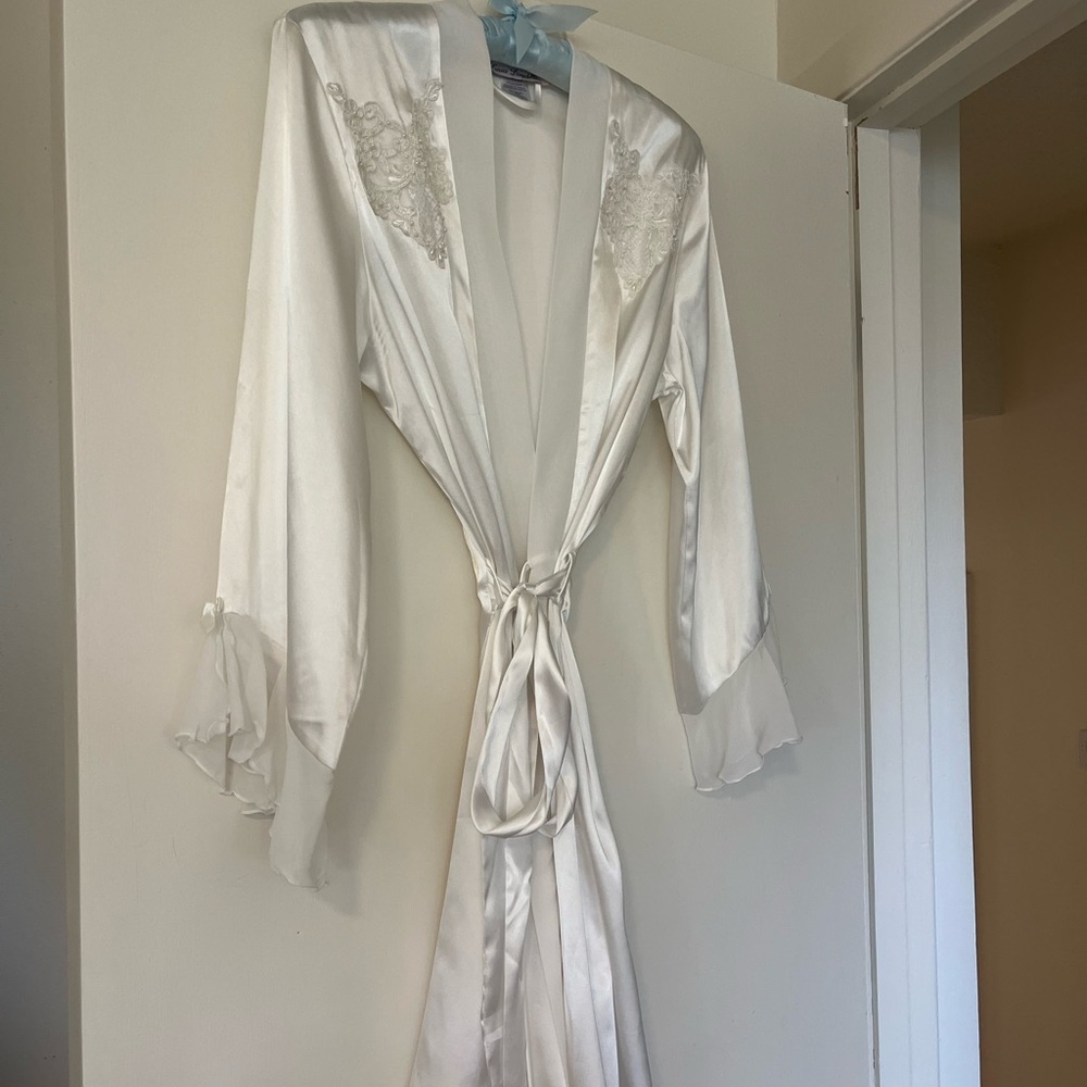 Linea Donatella White Satin Lace Robe